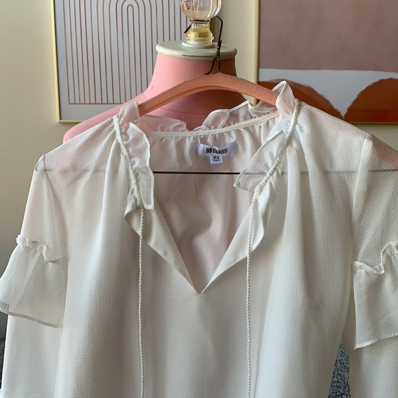 Bb Dakota white flowey ruffle top - Picture 2 of 4